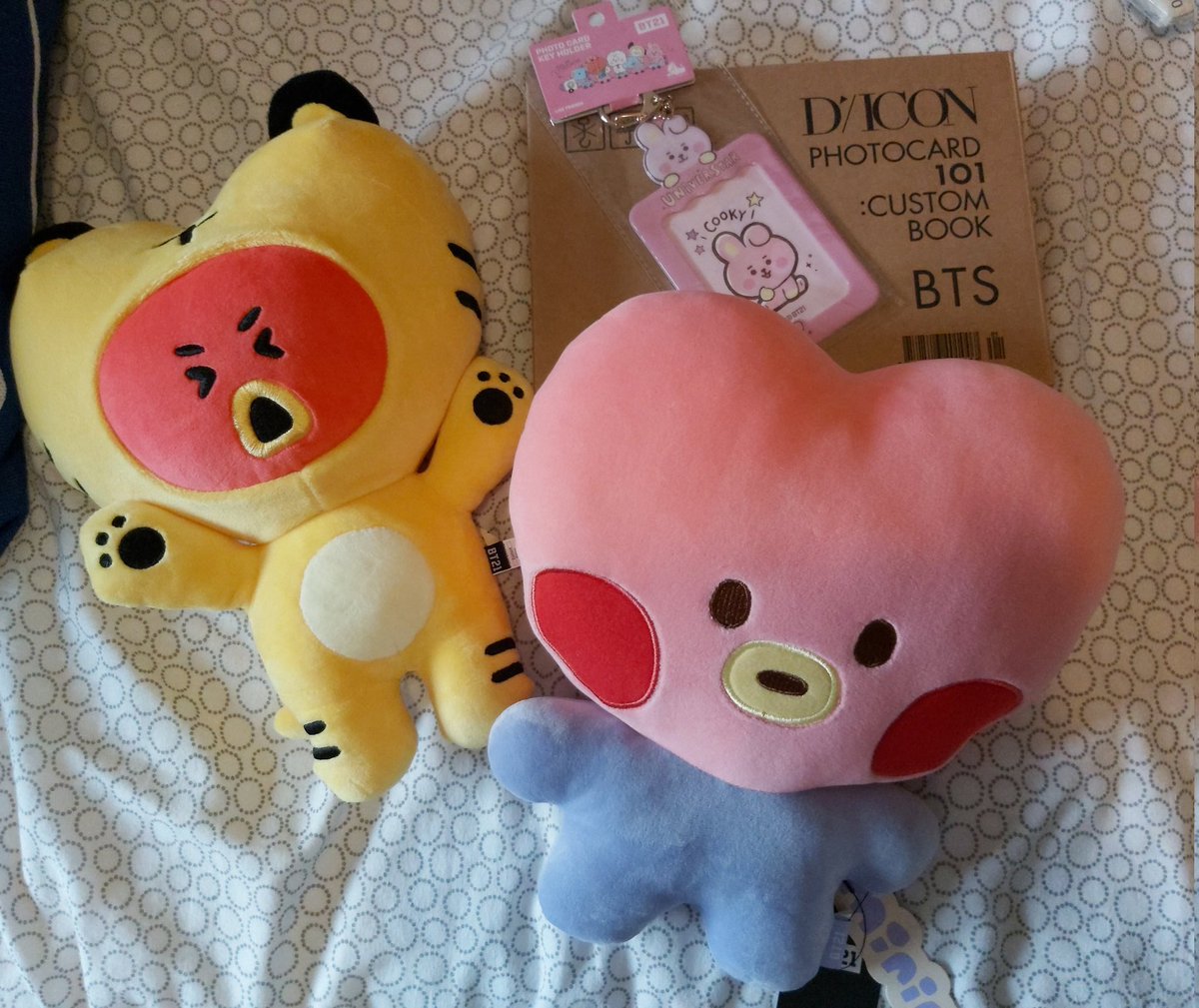 lixboo96_'s tweet photo. Thank you so much @HARU_GOs 💗 everything arrived well and I'm so happy for the plushies 😍🥺 @YoongnimiGO thank you for giving them to me 💜 #HaruGOs https://t.co/3S52sDWYpi
