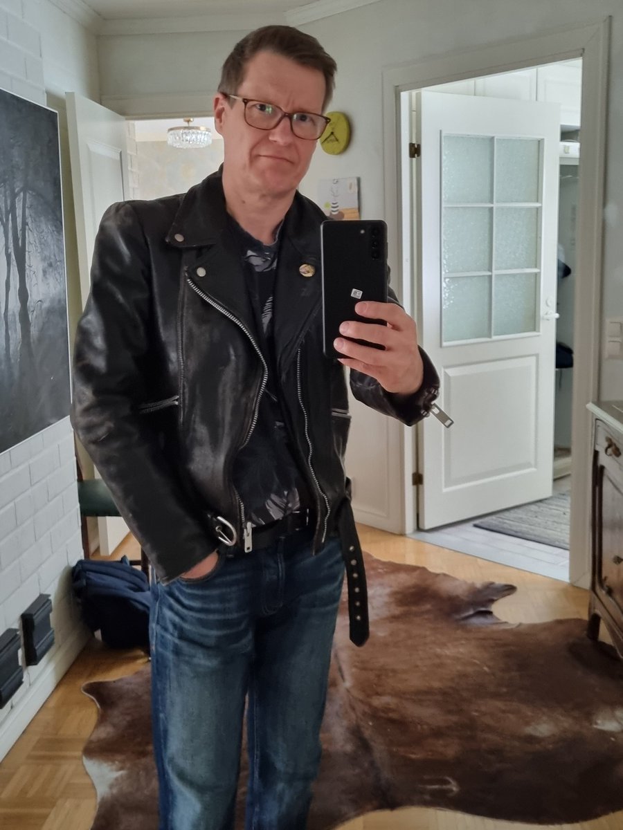 MononenArto's tweet photo. Kuulemma nuoriso Etelä-Suomessa taas alkanut käyttää näitä nahkarotseja. 38 vuotta sitten viimeksi pidin itse ja nyt yhden poseerauksen verran. Huomaa #DeadKennedys-rintanappi! 
#takki
#rotsi
#hymy https://t.co/q3EZATdtE4