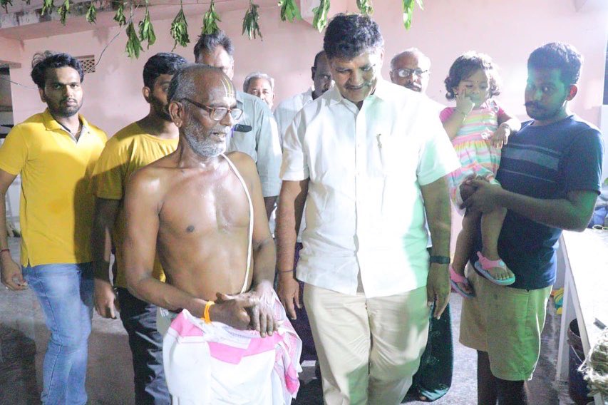 DNK_Office's tweet photo. పొన్నూరు మండలంలోని పచ్చలతాడిపర్రు గ్రామంలో పునః నిర్మించిన రామాలయంలో నిర్వహించిన ప్రత్యేక పూజ కార్యక్రమంలో పాల్గొన్న టీడీపీ సీనియర్ నేత శ్రీ @DhulipallaNk https://t.co/vQZELv9KfP