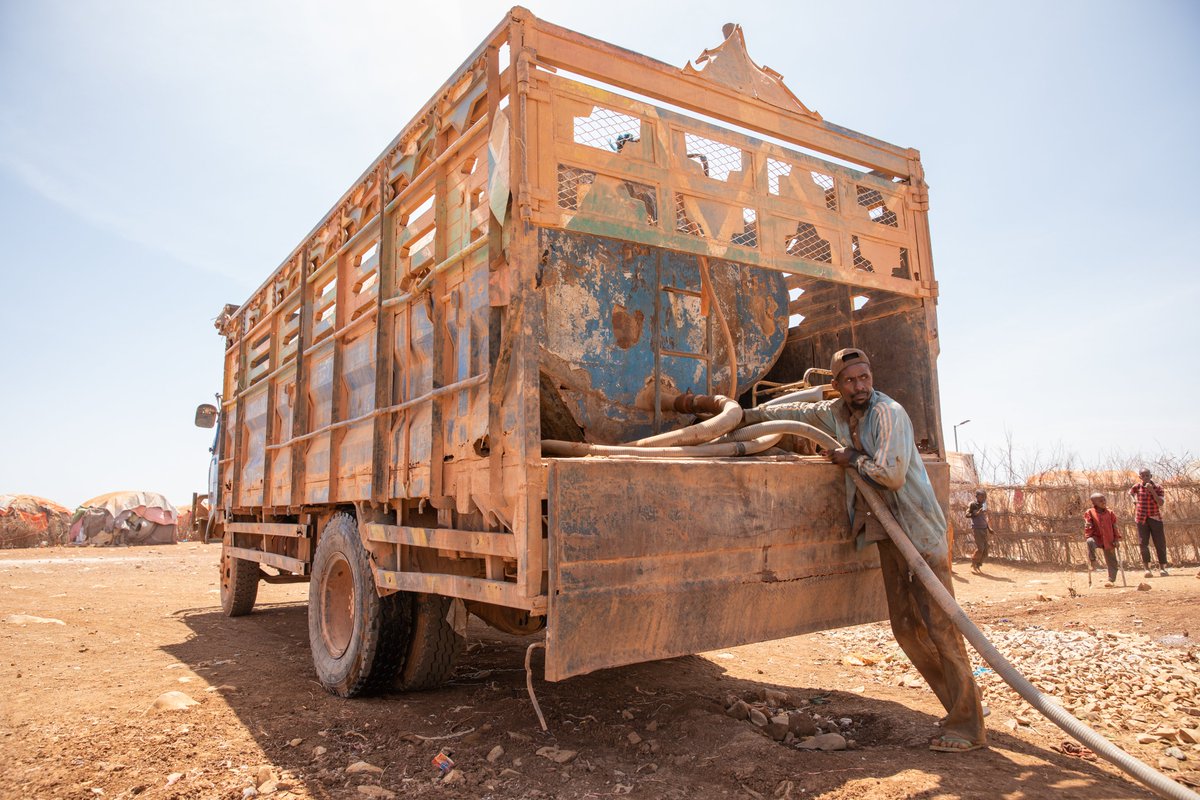 Tjada's tweet photo. Somalia faces a very real threat of famine if the current rainy season fails. 40% of the country is currently facing extreme levels of food insecurity. @mercycorps is working in Jubaland, South West, and Galmudug to distribute cash, food/water, and hygiene kits.📷: @ezramillstein https://t.co/B2Cxjomcle