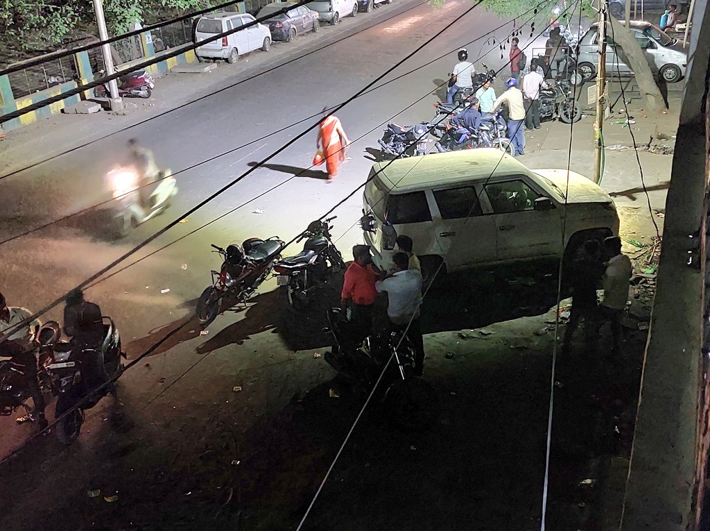 arpitgr8's tweet photo. Har raat ye bheed rehti hai beer peene walo ki bheed aur gandagi failti hai ghr k bahra 1 street light hai jo ki ghumi hai dukaan ko trf na naale ki safai na peene Wale mante hai @CMOfficeUP @kanpurnagarpol https://t.co/HfTgRzqOOW