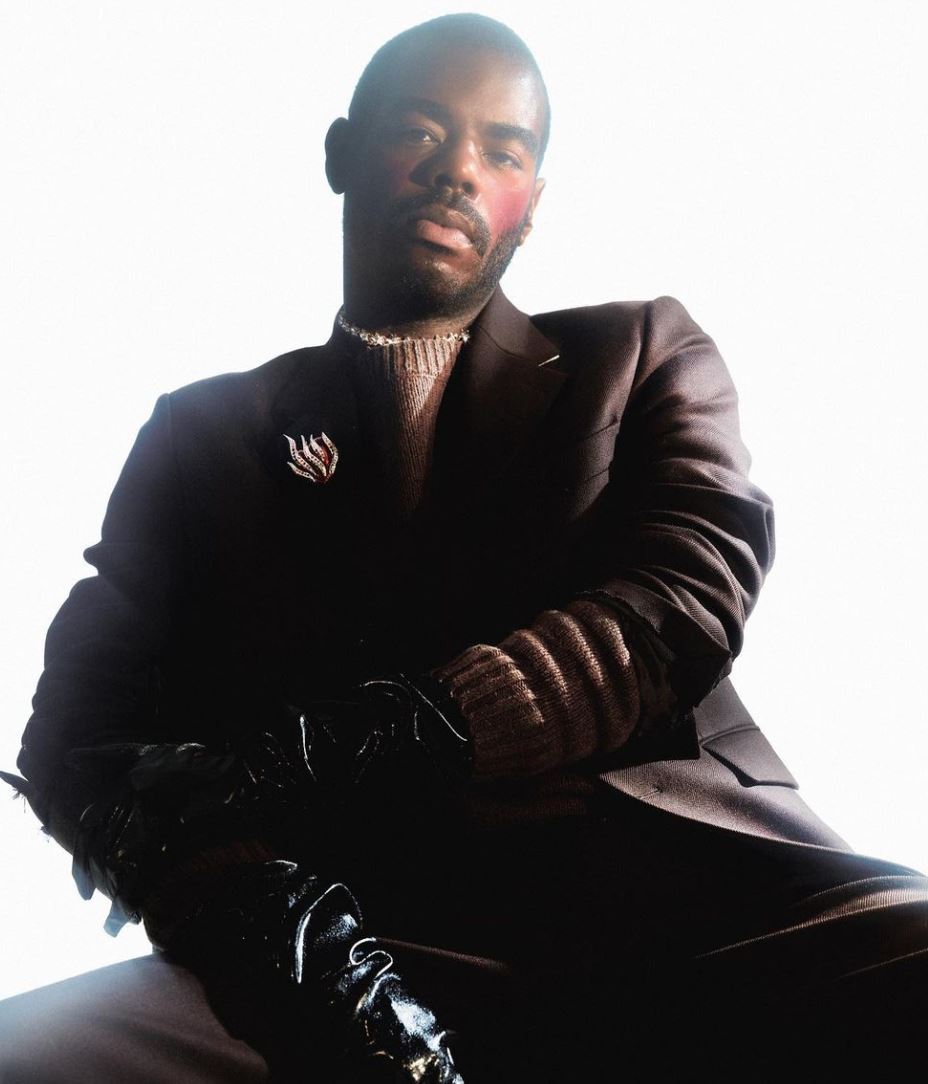 On Wednesdays we wear our heart on our sleeve 💓@stephenisaacwilson wears our Flaming heart brooch for @thegqstyle styled by @angelomitakos #GQstyle #Simonharrisonjewellery #brooch #mensfashion #unisexjewellery