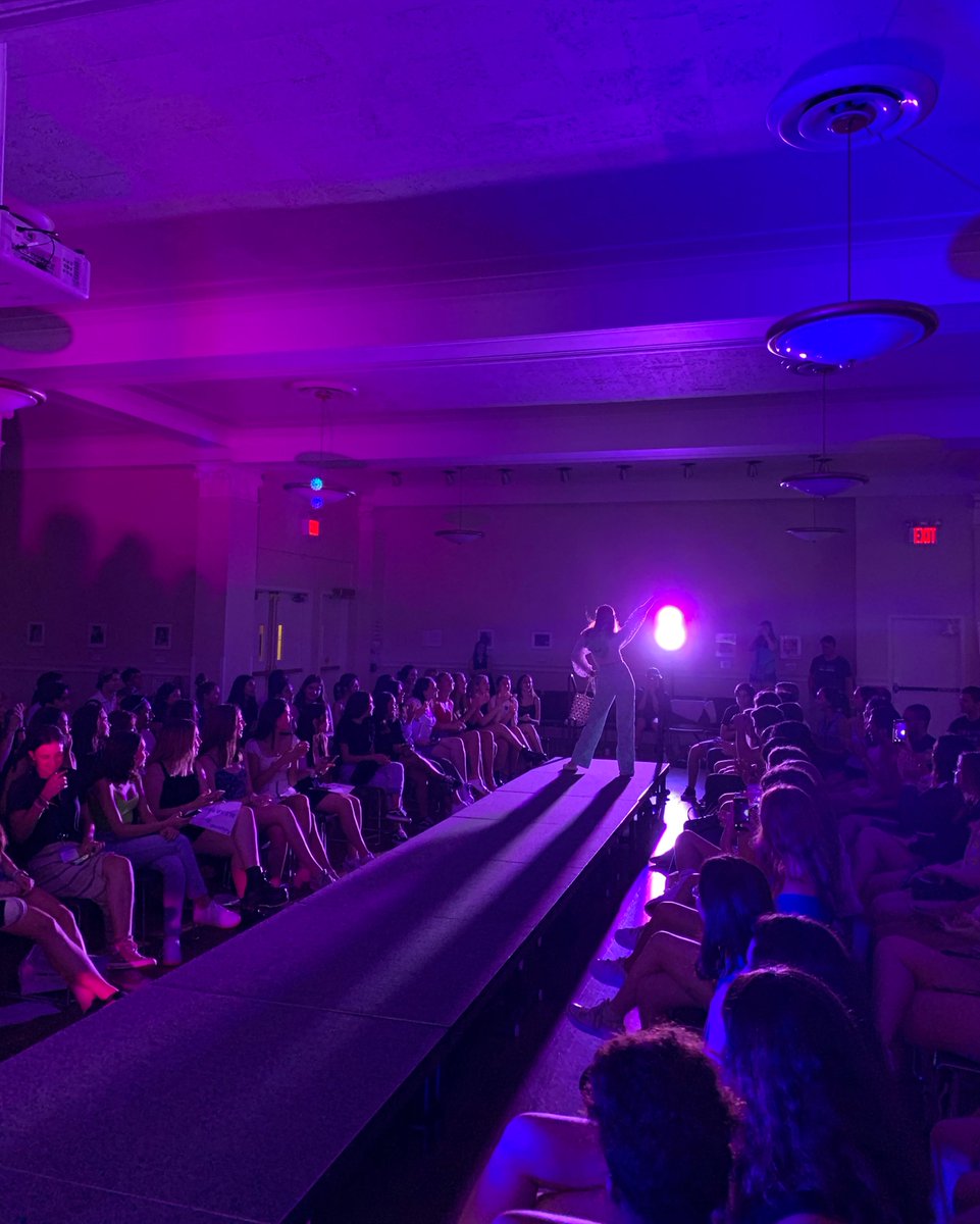 OxbridgeByWS's tweet photo. Fashion through the decades 💃 🕺 💃 🕺 

#Throwback to the 2019 Fashion Majors walk down the runway in outfits inspired by each decade and the icons throughout the years, such as #AudreyHepburn and #DavidBowie.

📸 Oxbridge in New York, 2019 🇺🇸

#oxbridgeprograms #Fashion https://t.co/4aHakXjMR5