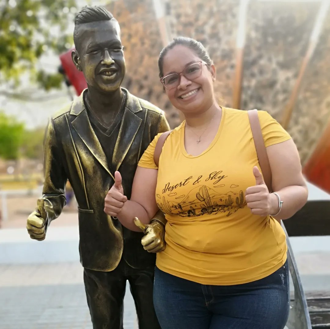 MaJo_Lopez07's tweet photo. Valledupar ❤️
Recorriendo el parque de la provincia, un homenaje a grandes exponentes de la música vallenata. 
💃Bailando con el maestro Villazón 
🚲 Recochando con Vives y su bicicleta. 
🎶Feliz, con la serenata de Kaleth 
Posando para una foto 📸 con el Gran Martín Elías https://t.co/8hjp5OObq1