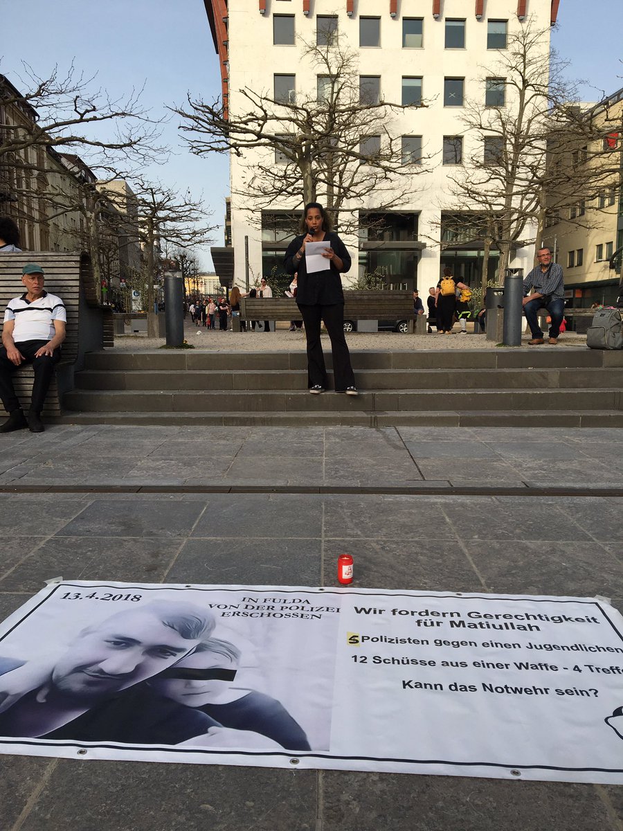 noborder_ffm's tweet photo. Jetzt gibt es einen Redebeitrag zu den tödlichen Folgen des institutionellen #Rassismus für PoCs in Deutschland.
#Polizeigewalt 

Die Polizei Fulda schreibt eifrig mit. Hoffen wir sieht lernen davon und zeigen nicht wieder Aktivisten an wie die letzten Jahre. https://t.co/XKNB4JQO6J