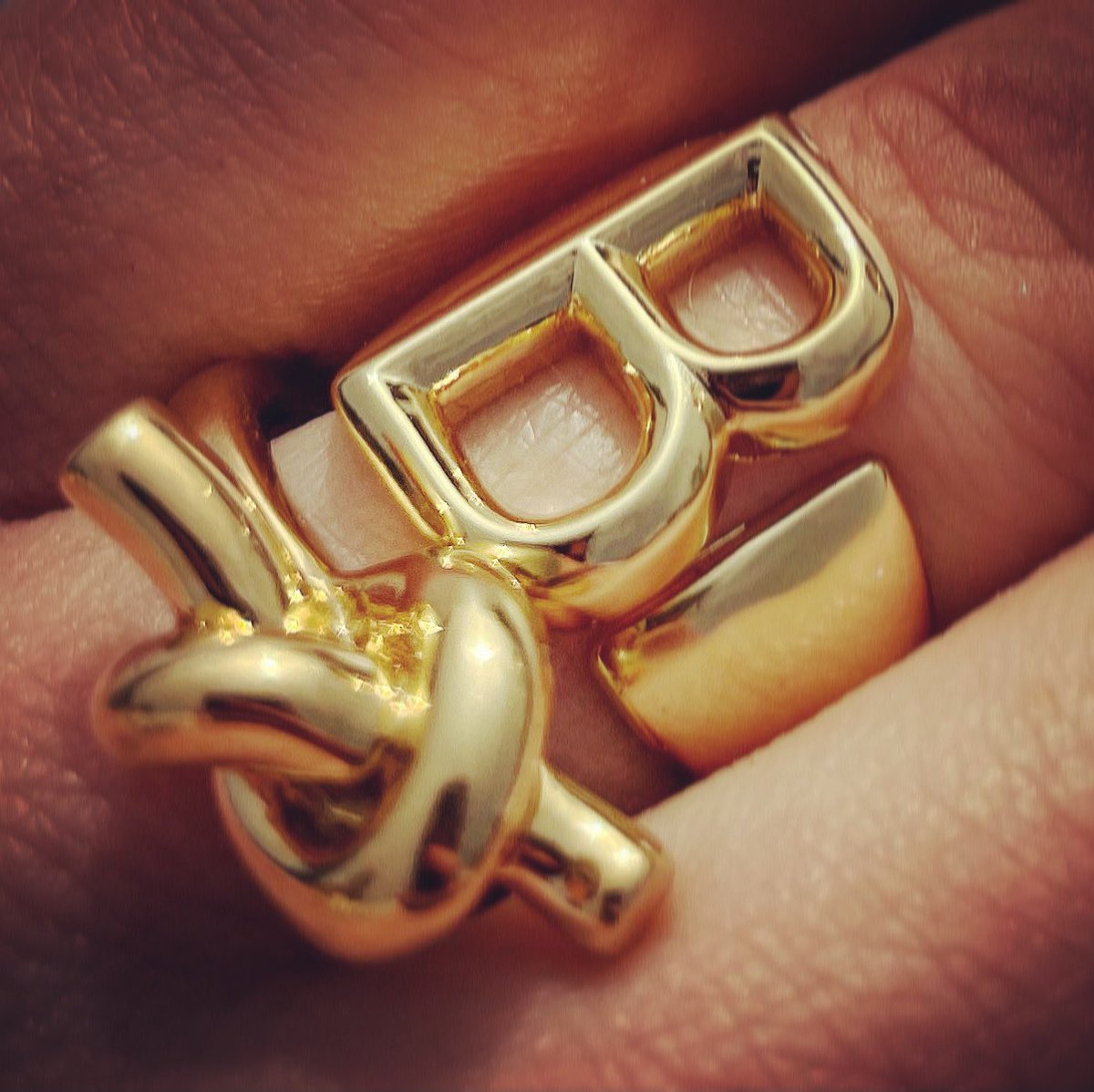 gemmyred's tweet photo. Together, we are enough. 🤍
#justmeandb #knottied #rubyandluna #rubyandlunaladies #raretering #knotring #blingandb #stylegoals https://t.co/Q8Q0wjjxEE