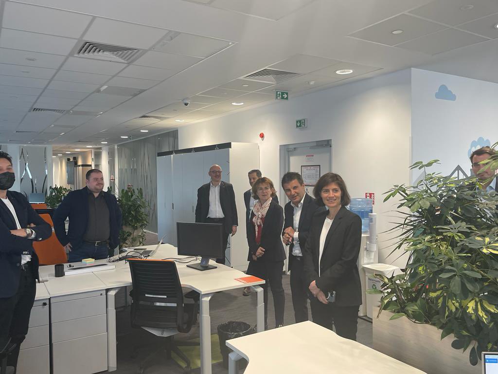 Hello Romania 🇷🇴
First visit abroad to an <a href="/orange/">Orange</a> country. A good way to discover our business and the specific needs of our customers in #Europe with <a href="/mno_jl/">Mari-Noëlle Jégo-L</a> and many employees I hope ! <a href="/orangeromania/">Orange Romania</a> <a href="/Liudmila_Climoc/">Liudmila Climoc</a>