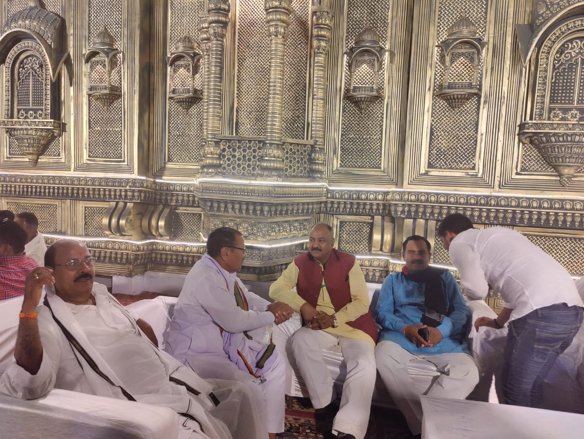 lalbahadurMLA's tweet photo. आज प्रयागराज के निवासी श्री कल्लू करवरिया जी के सुपुत्र उत्कर्ष तथा आदर्श के बरुआ (जनेव संस्कार) में सम्मिलित होकर शुभकामनाएं प्रेषित की... https://t.co/9nfi4DOLWX