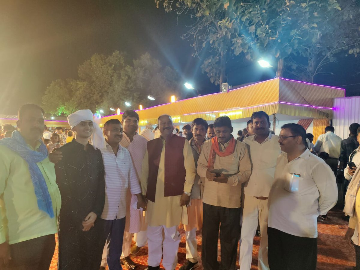 lalbahadurMLA's tweet photo. आज प्रयागराज के निवासी श्री कल्लू करवरिया जी के सुपुत्र उत्कर्ष तथा आदर्श के बरुआ (जनेव संस्कार) में सम्मिलित होकर शुभकामनाएं प्रेषित की... https://t.co/9nfi4DOLWX
