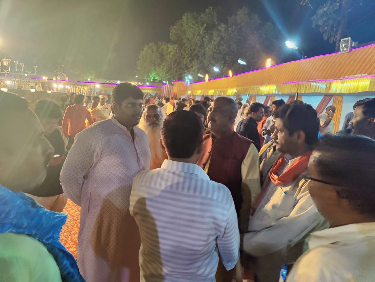 lalbahadurMLA's tweet photo. आज प्रयागराज के निवासी श्री कल्लू करवरिया जी के सुपुत्र उत्कर्ष तथा आदर्श के बरुआ (जनेव संस्कार) में सम्मिलित होकर शुभकामनाएं प्रेषित की... https://t.co/9nfi4DOLWX