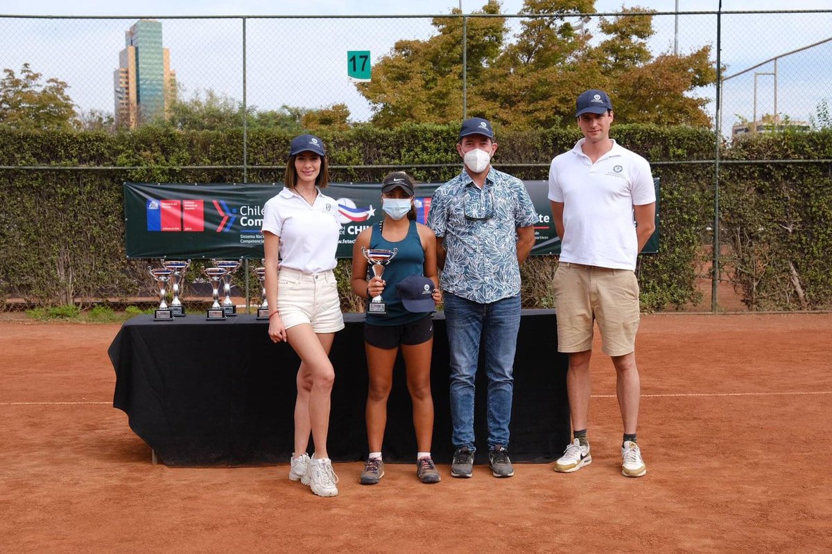 Tenistas manquehuinos tuvieron una interesante participación en el Campeonato Nacional de Menores. Cuatro títulos, una final y una semifinal, entre otros resultados. ¡Felicitaciones! clubmanquehue.cl/2022/04/12/ten…