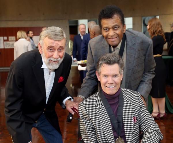 RayStevensMusic's tweet photo. Check out this picture of Ray Stevens, Charley Pride, and Randy Travis hanging out together at the 2019 Country Music HOF Medallion Ceremony!
#raystevens #randytravis #charleypride #cmhof #countrymusichof #countrymusichalloffame #countrylegends #countrymusicians #countrymusic https://t.co/lSPWsBFEgG