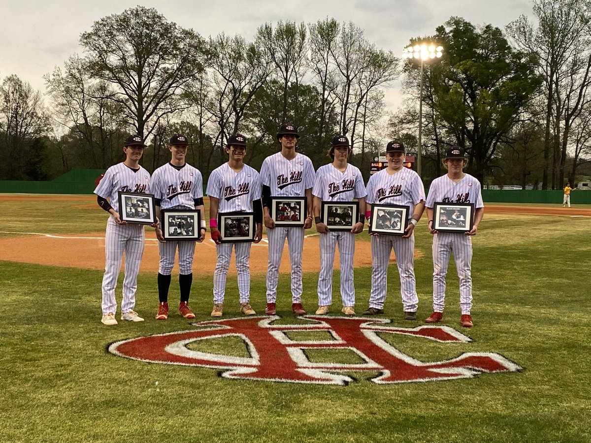 Julie_a_holmes's tweet photo. Love these seniors! ❤️🖤 #stangs #classof22 @TheHillBasebal1 https://t.co/5Zvmc9wFzN