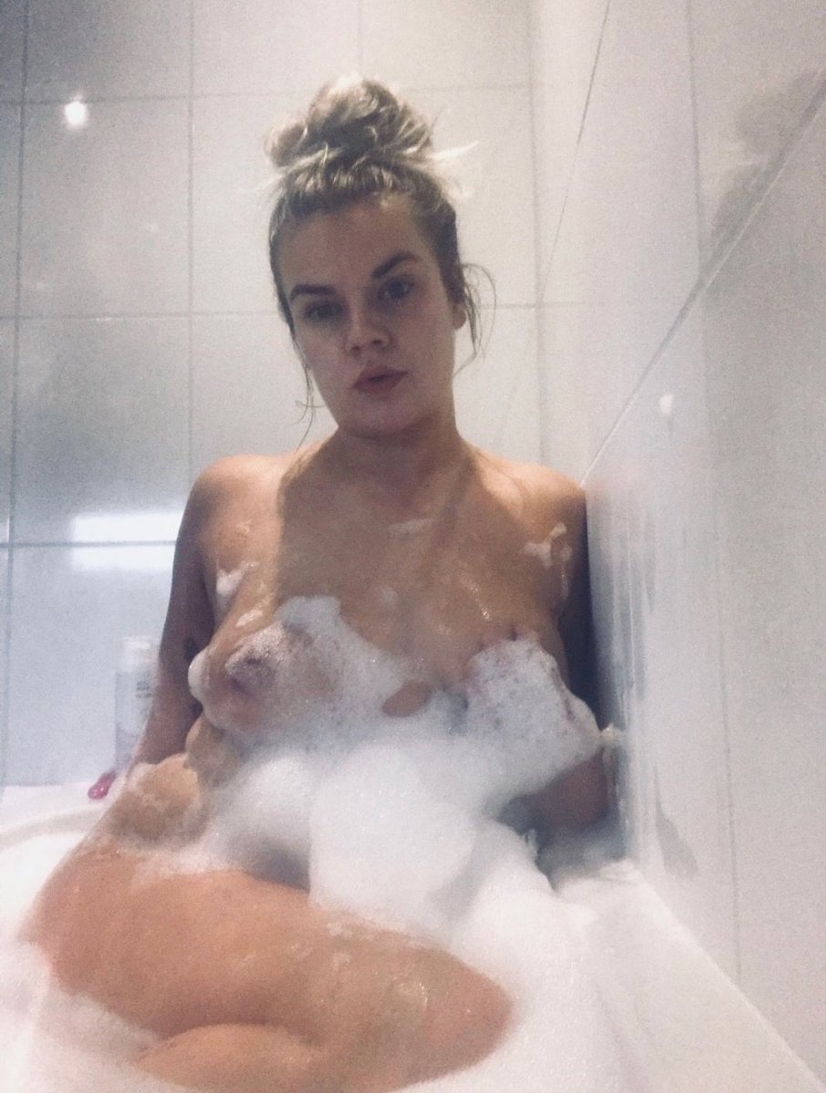 WankchatKing_'s tweet photo. Submission for rating
RT if u want a bath with her 😋👌💦 https://t.co/nyJ4KyIJSh