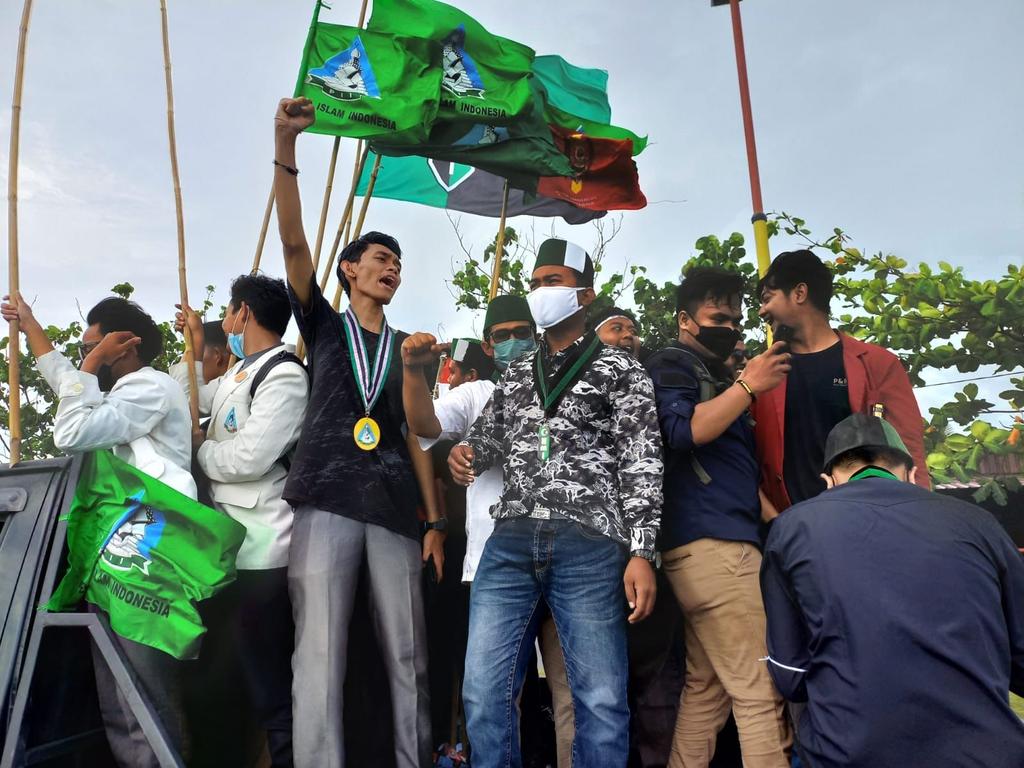 PiisumbarID's tweet photo. Aliansi Sumbar Menggugat, Wakili suara Rakyat 5 OKP Turun KeJalan https://t.co/SmVP8ADv3i https://t.co/H7YiAbqPje