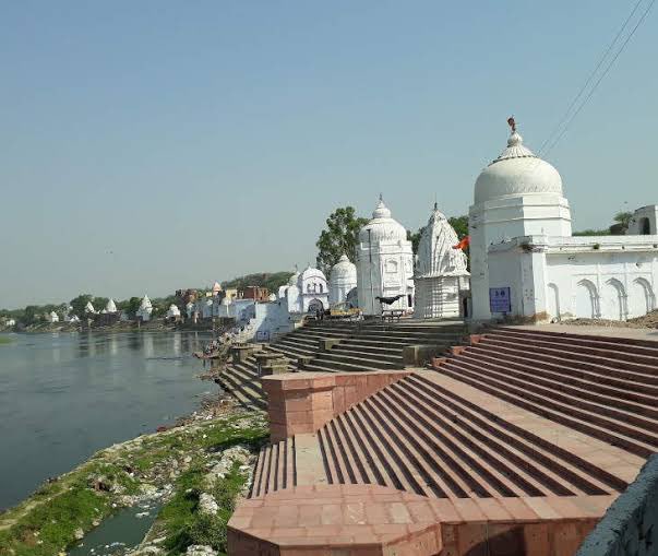 AKBhadauriya's tweet photo. बटेश्वर की दुर्दशा 

राजा बदन सिंह भदौरिया के शासन काल में 
101 मंदिरो की शृंखला को पूर्ण कराया गया धीरे धीरे मौसम की मार झेलते झेलते आज यहाँ बस छोटे बड़े ४० मंदिर ही बचे है, इस धरोहर को बचाये. 
#savethetemple
#uptourism
#agra
#bateshwar
#बाह_बटेश्वर_पिनाहट_जैतपुर https://t.co/om9nF4b4X5