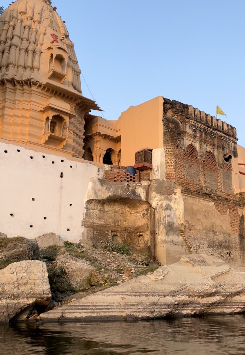 AKBhadauriya's tweet photo. बटेश्वर की दुर्दशा 

राजा बदन सिंह भदौरिया के शासन काल में 
101 मंदिरो की शृंखला को पूर्ण कराया गया धीरे धीरे मौसम की मार झेलते झेलते आज यहाँ बस छोटे बड़े ४० मंदिर ही बचे है, इस धरोहर को बचाये. 
#savethetemple
#uptourism
#agra
#bateshwar
#बाह_बटेश्वर_पिनाहट_जैतपुर https://t.co/om9nF4b4X5