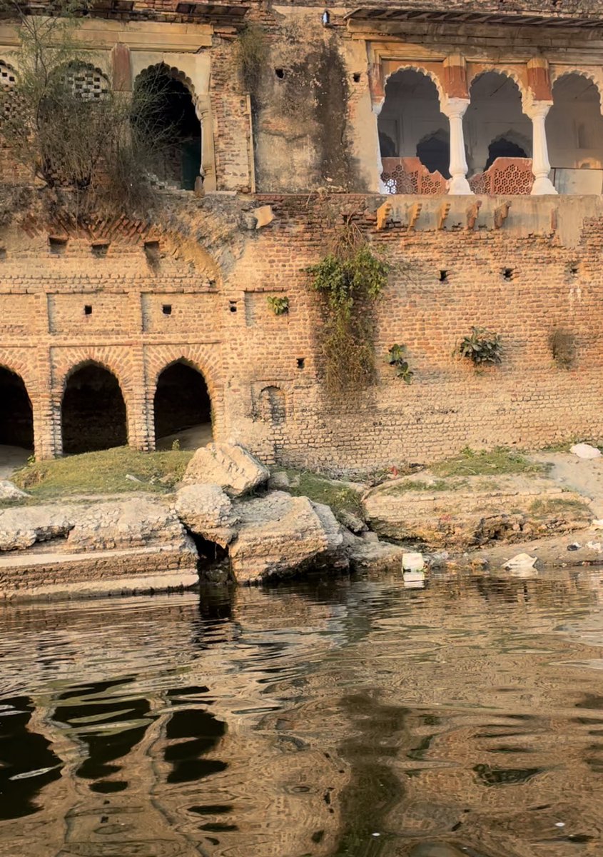 AKBhadauriya's tweet photo. बटेश्वर की दुर्दशा 

राजा बदन सिंह भदौरिया के शासन काल में 
101 मंदिरो की शृंखला को पूर्ण कराया गया धीरे धीरे मौसम की मार झेलते झेलते आज यहाँ बस छोटे बड़े ४० मंदिर ही बचे है, इस धरोहर को बचाये. 
#savethetemple
#uptourism
#agra
#bateshwar
#बाह_बटेश्वर_पिनाहट_जैतपुर https://t.co/om9nF4b4X5