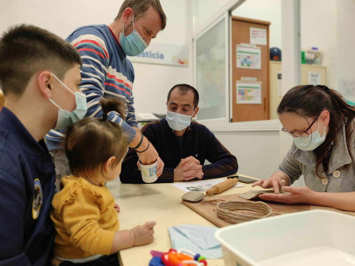 cdluisamarillac's tweet photo. Taller de arcilla con las familias
#GrupodeMayores
#EscueladeFamilias
#ParticipacionActiva
#CreaticidadyAudacia
@HijasCaridadEE @APIME_CV https://t.co/QU6hcVxhEC