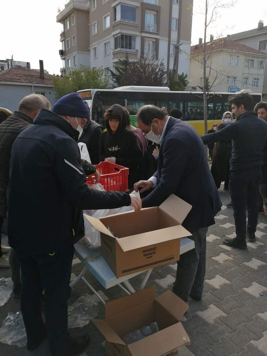 Bu akşam Zümrütevler Mahallesi Akşemsettin Caddesinde mahallelimize iftarlık yemeklerimizi paylaştık. İftar için yüzlerce maltepeli hemşehrilerimize ulaşacak olmanın heyecanını taşıyoruz.
#RamazanPaylaşmaktır
#DaimaSevgiKazanacak