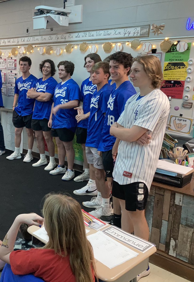 LebanonHSBsbl's tweet photo. Carroll-Oakland Elementary is getting ready for testing and their theme this week was baseball so the Seniors stopped by this morning to give them a little motivation. https://t.co/xqs0AfglYl