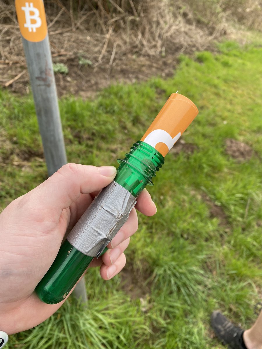 taeppsch's tweet photo. Heute einen Geocach gefunden und was nettes hinterlassen. 
Leider keinen Stift dabei gehabt, um die Blockzeit einzutragen. 
#Bitcoin 
#Einundzwanzig https://t.co/FQX96i7oxF