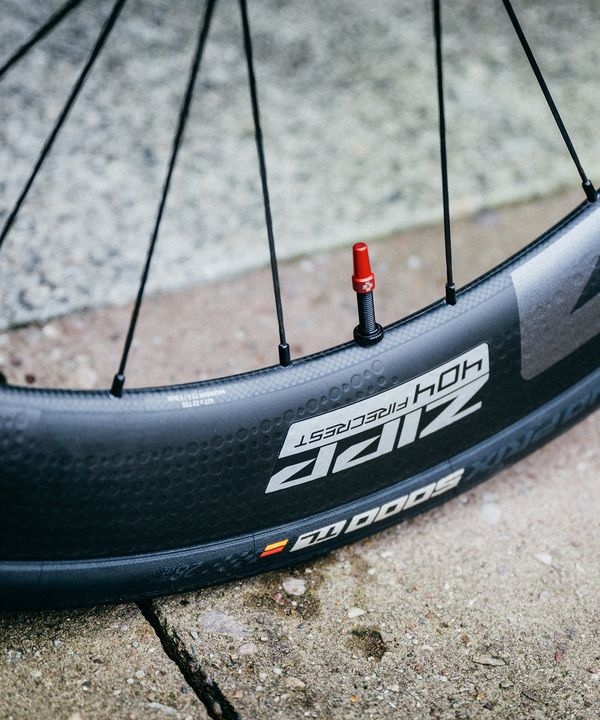 One fast looking bike 💨 Zipp 404 Firecrest wheels paired with