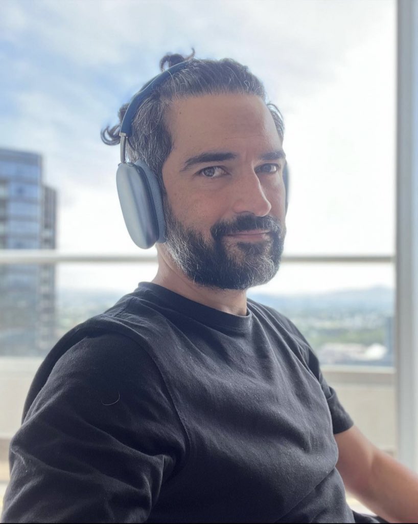stillherrera's tweet photo. Um dia ele tá bem look mendigo no outro tá um Deus do tes*o extremo ESSE É ALFONSO HERRERA MEU DEUS QUE HOMEM MARAVILHOSO TALENTOSO LINDO INTELIGENTE GOSTOSÃO etc https://t.co/JSZul2SfWT