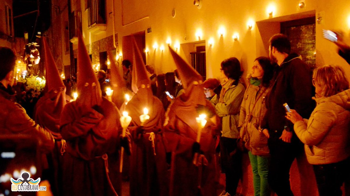 redcostabrava's tweet photo. La Processó de Verges i la Dansa de la Mort.
📆 Dijous Sant 📌 Verges
La festa té lloc a les 22h. quan es fa la representació teatral a la Pl. Major i a les 24h. comença la processó pels carrers que culmina amb la crucifixió.
#processodeverges
#dansadelamort #redcostabrava https://t.co/X4AL3skkAN