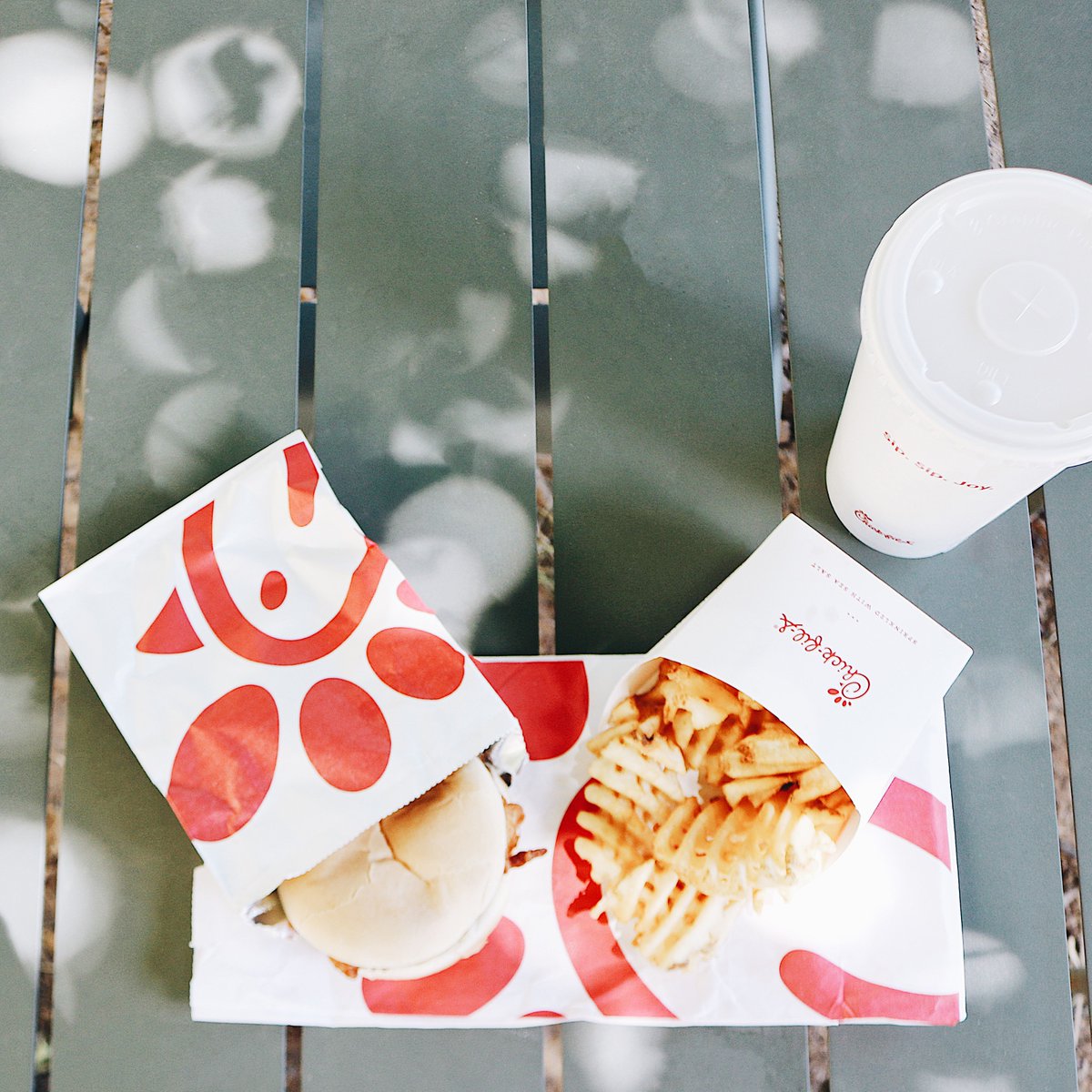 It's a beautiful day for Chick fil A!😍 

Stop by and see our team in the Student Center before you leave for the Spring Holliday. All retail locations close at 2pm today.