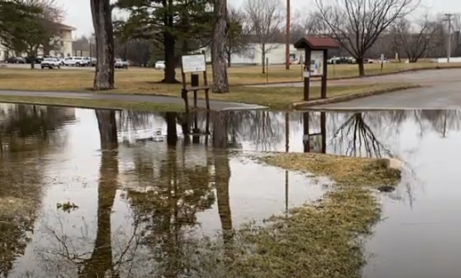 Chad_WSAW's tweet photo. A River Flood Warning is in effect for the #Wisconsin River from the #Wausau dam southward into Lake #Wausau. Water levels will slowly drop over the next few days.
As of Noon Wednesday, the boat landing area and Oak Island Park has some flooding, as well as DC Everest Park. https://t.co/9XqN4hXCMG