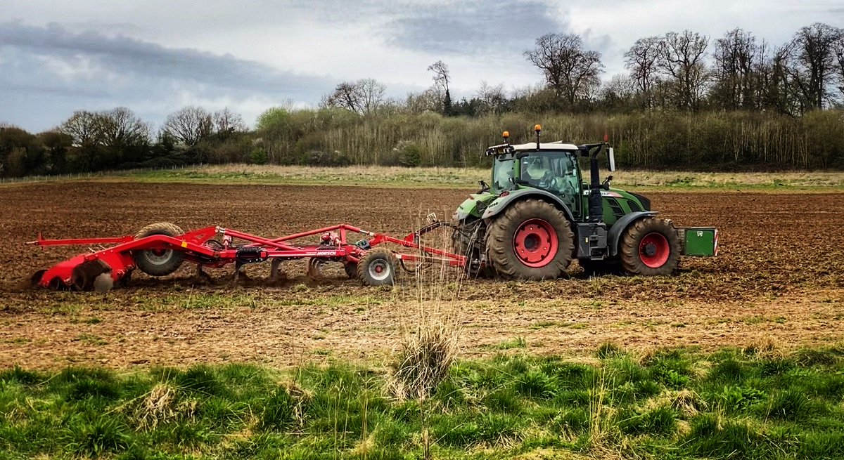 FarmWoodoaks's tweet photo. Another step towards Woodoaks Farm's organic conversion, as #Whitbys drill the field with spring barley undersown with lucerne - an incredible soil improver with its deep nitrogen fixing taproots. A fresh and beautiful sight.
#NoChemicals #NoInputs #SoilMatters #Organic https://t.co/fExHwYYaFl