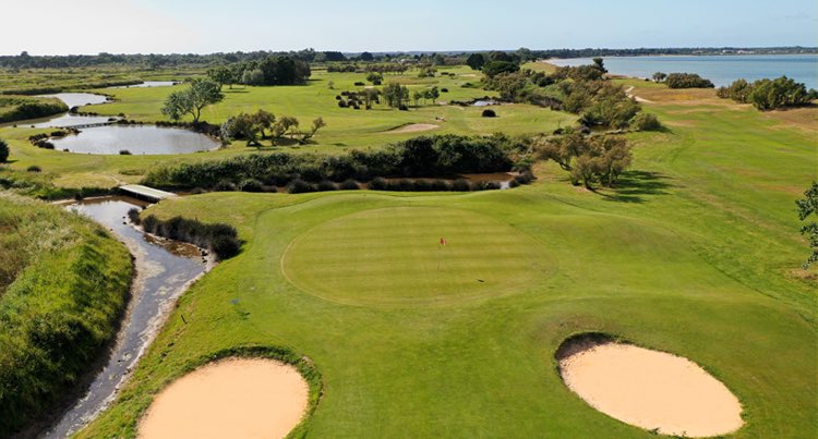 Voici le dernier de qualification à la finale : le Golf d’Oleron ! Inscrivez-vous pour tenter de partir à <a href="/mon_ilemaurice/">Mon Île Maurice</a> au Trou aux Biches <a href="/Beachcomber_/">Beachcomber Resorts & Hotels</a> pour la grande finale 🏌🏾‍♂️🏌🏻‍♀️⛳️6️⃣🏝🇲🇺#matchplay #6trous #double #mixedup #beachcomberexperience #enroutepourlilemaurice