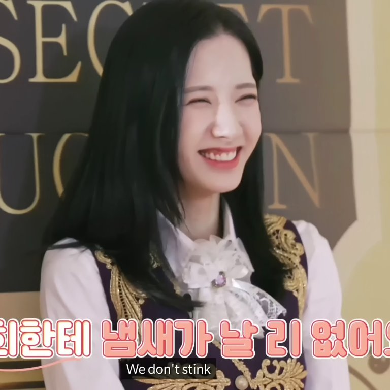 cosmosbona's tweet photo. bona bout to lose it from laughing HELP HER https://t.co/TdZ5ch9jvm