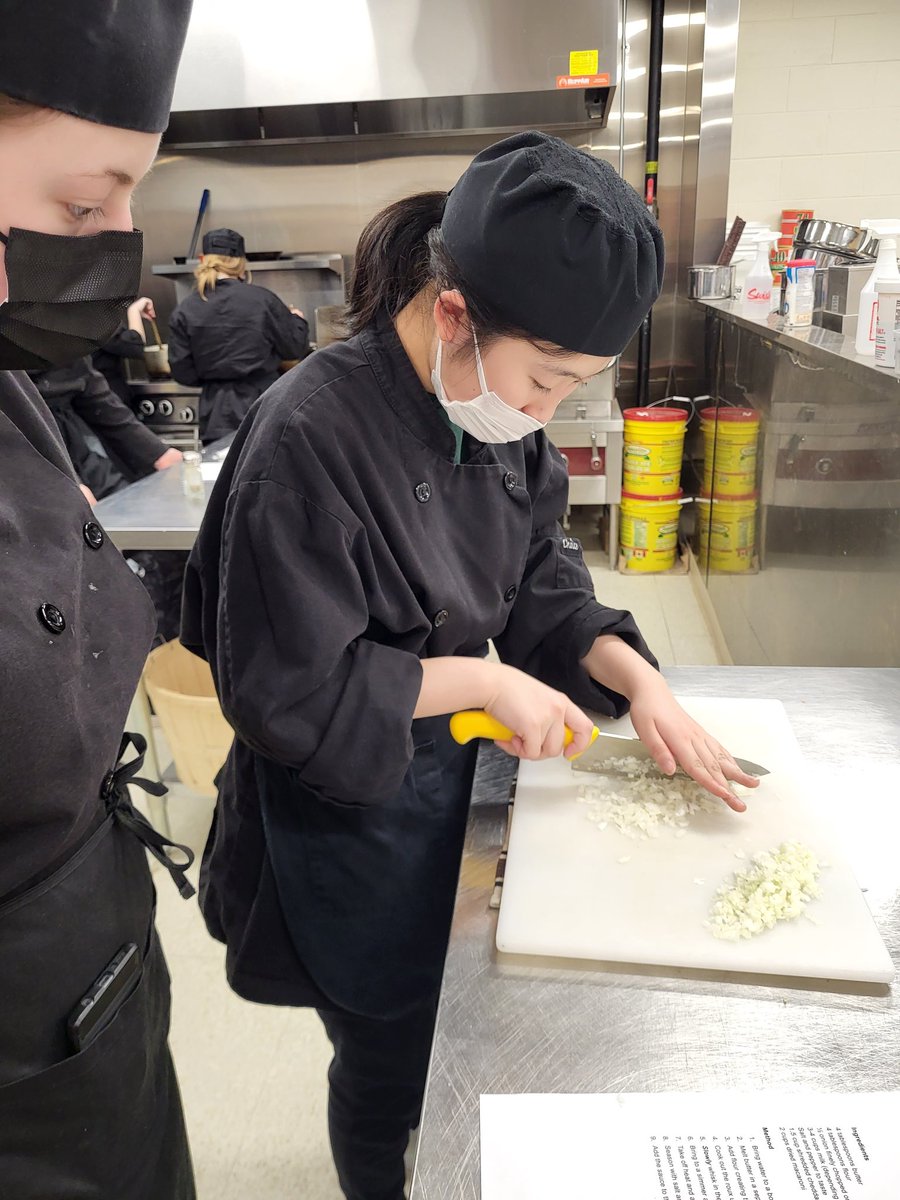 Welcome to Mihina our MLI student from Japan.  She's getting the hang of this class pretty quickly! #ghscooks #exchange #tldsblearns <a href="/TLDSB/">TLDSB</a> <a href="/GravenhurstHS/">GHS</a>