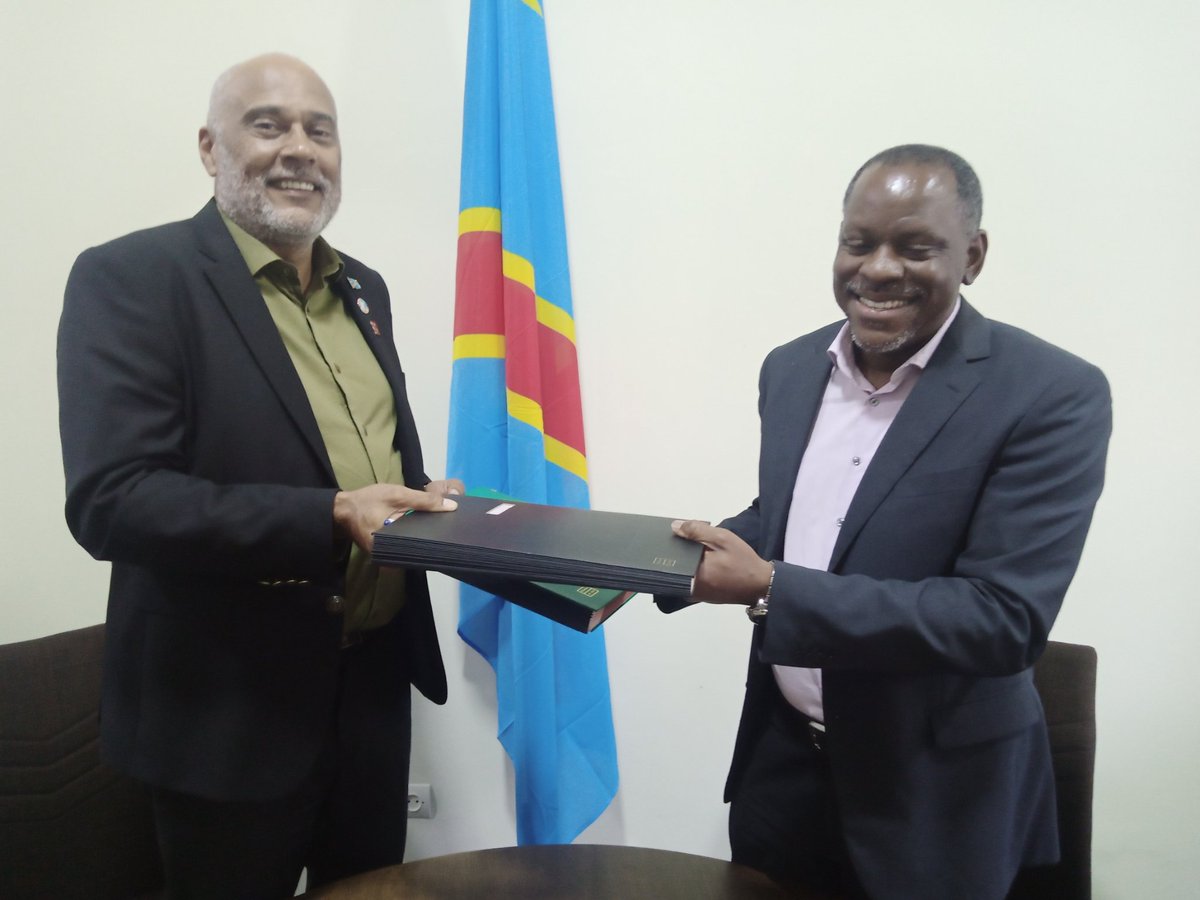 IccnRdc's tweet image. Le PNKB sera désormais géré par une ONG internationale.
L&apos;accord de cogestion vient d&apos;être signé, ce mercredi 13/04, entre le DG de l&apos;ICCN et le représentant de WCS. Jean Paul Kibambe promet de développer, ds un délai court, plusieurs projets au bénéfice des communautés locales.