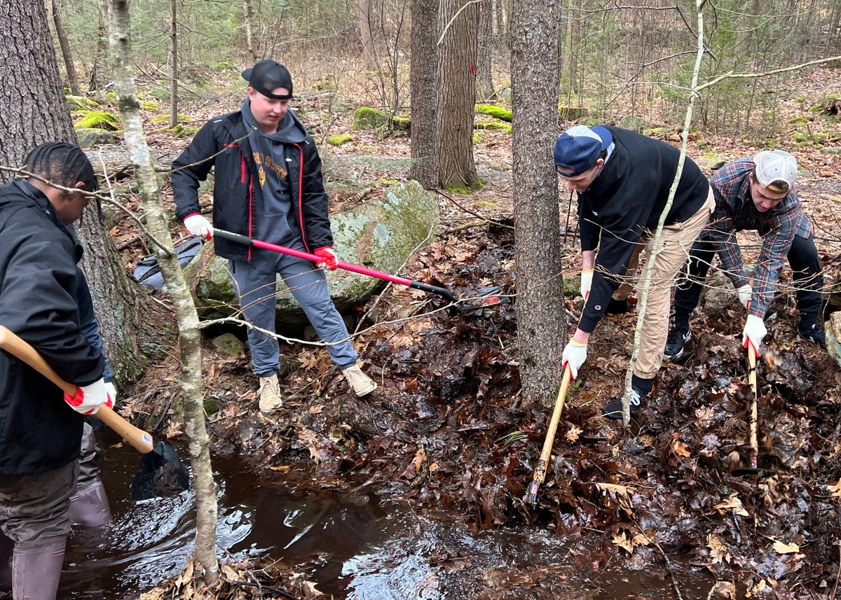 CushingAcademy's tweet photo. #CushingAcademy celebrated our annual day of service in honor of Tony Fisher '69. Students visited various sites tasked with community service and support activities.

View the full "Tony Fisher Day" album here: https://t.co/m8VnVAX8gF

#PoweredByCommunity #TonyFisherDay https://t.co/ZfNkMTDbka