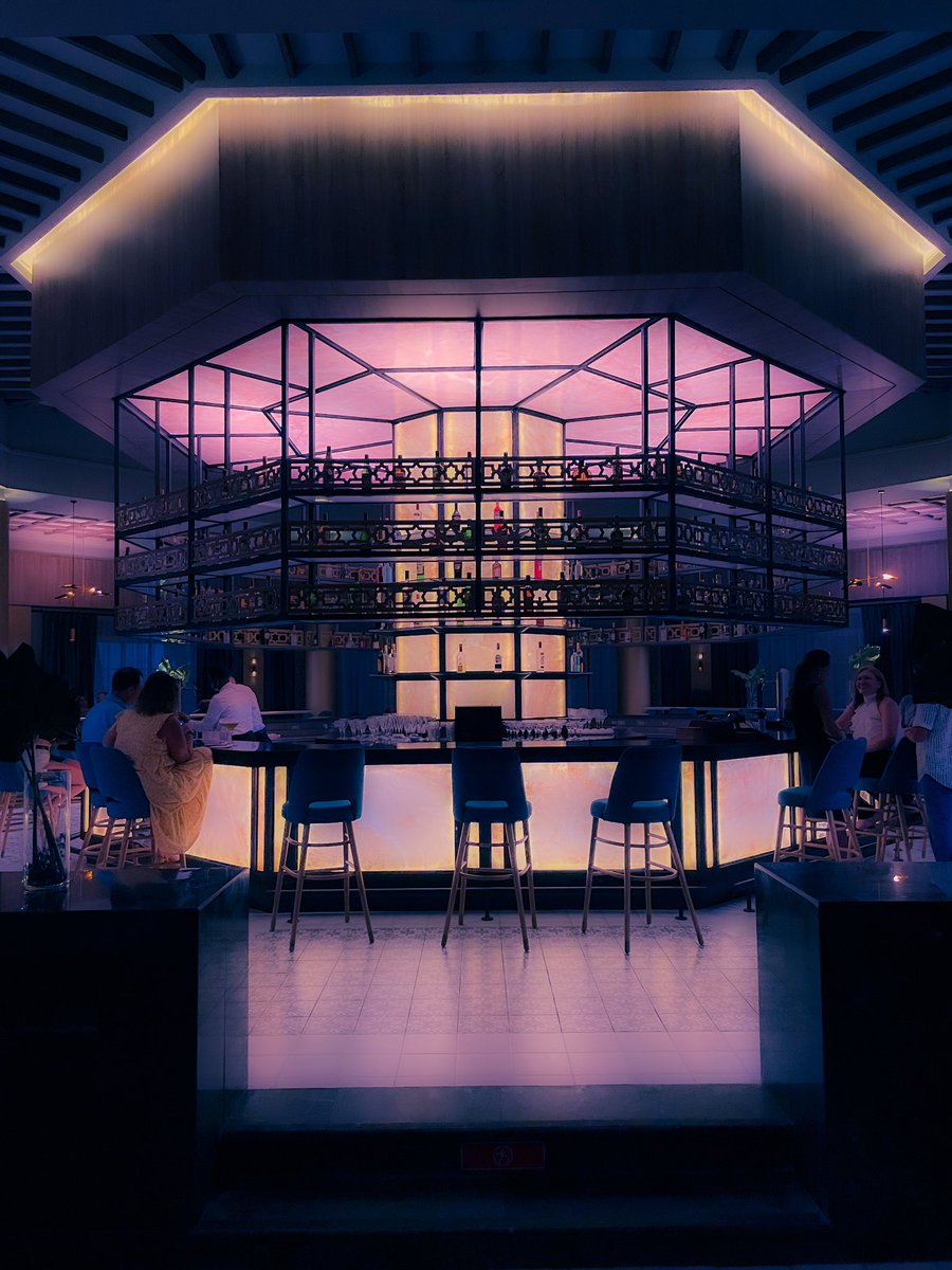 lit08's tweet photo. Future Bar
-
Insta: @lit08cyberpunk
-
#geometrygrammer #total_geometric_forms #ig_ometry #buildingswow #futurism #futuristic #architecture_hunter #architecture_global #architecture_magazine #architecture_view #architecturedesign #compositionkillerz #structure_bestshots https://t.co/UOg8AZHK8o