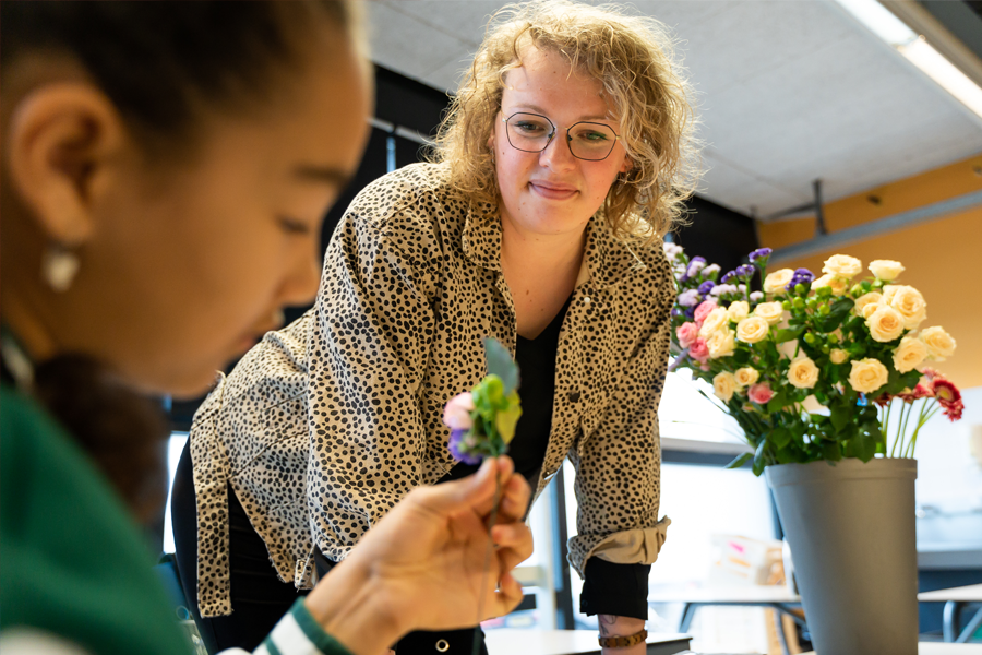 Hallo #GroeneVeranderaar. Ben jij op zoek naar een nieuwe baan in het onderwijs? In het #vmbo, #mbo, of #hbo? Bekijk dan eens onze #vacatures in Almere, Dronten, Ede, Emmeloord, Leeuwarden, Lelystad, Velp en Wageningen en solliciteer! 👉 bit.ly/Vacatures-Aeres #werkenbijaeres