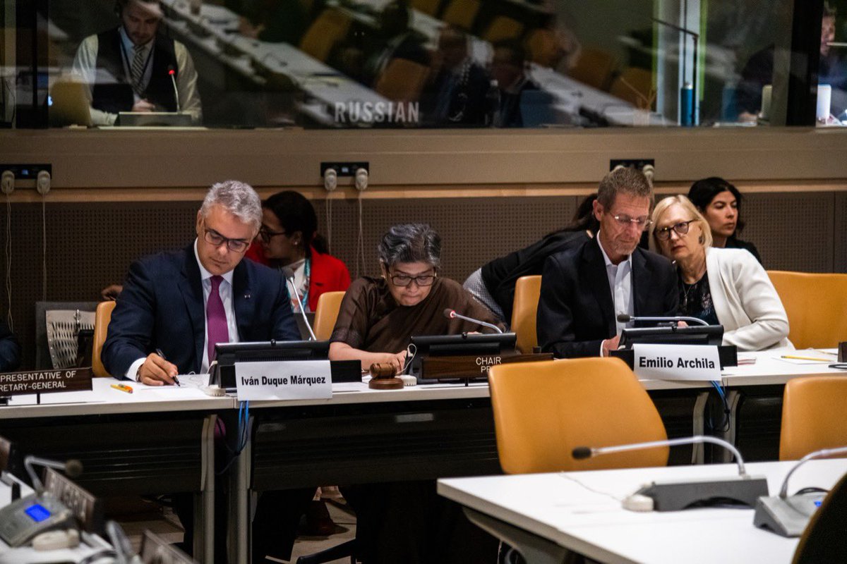 IvanDuque's tweet image. Ante la Comisión de Consolidación de la Paz de @ONU_es, expusimos los logros de nuestra política de #PazConLegalidad. Nos motiva el reconocimiento y respaldo de esta instancia a los avances en su implementación. #AgendaDeTrabajoEnEEUU