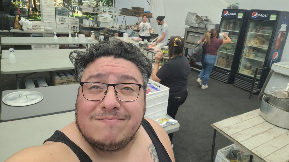 Tomasbuubaloo's tweet photo. Manden SU SU NA que hoy tenemos Cocktail del Terror, empezamos a cocinar ya, buenas tardes a todos 🧑🍳💙
#Chef #Banqueteria #Cocina https://t.co/6VR1WUikxq