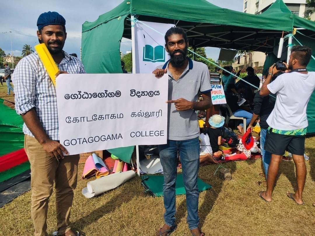 mr_demonlk's tweet photo. අරගලය තුලින් දිනා ගැනීමට තව බොහෝ දේ ඇත... නමුත් දැනටමත් දිනා ඇති දේ බොහෝමය.
අරගලය මැද්දේ වෛරය වෙනුවට දැනුම, ආදරය වපුරන ගෞරවනීය මිනිසුනි ඔබට මගේ ආචාරය! ❤
#GoHomeGota #GoHomeRajapaksas #GoHomeGota2022 #ProtestLK #EconomicCrisisLK #GallfaceProtest #GotaGoGama https://t.co/v53rA8eN5y