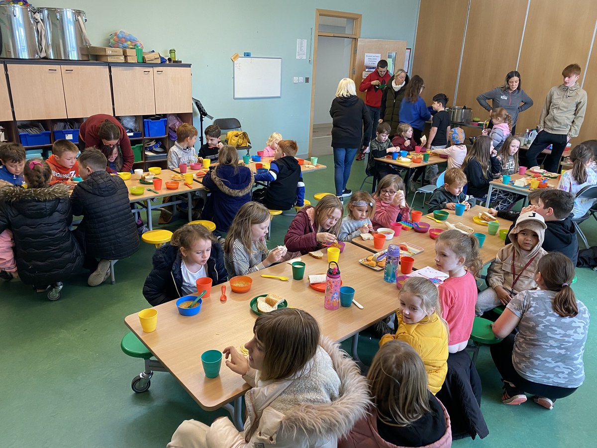 fasidelunchclub's tweet photo. Great first few days of Lunch Club up at Sandersons Wynd! 😃 Crafts, games, sports and outside play! Oh and of course, loads of healthy eating 🥗🍌🍎🍽 https://t.co/vIzMEDXU5Z