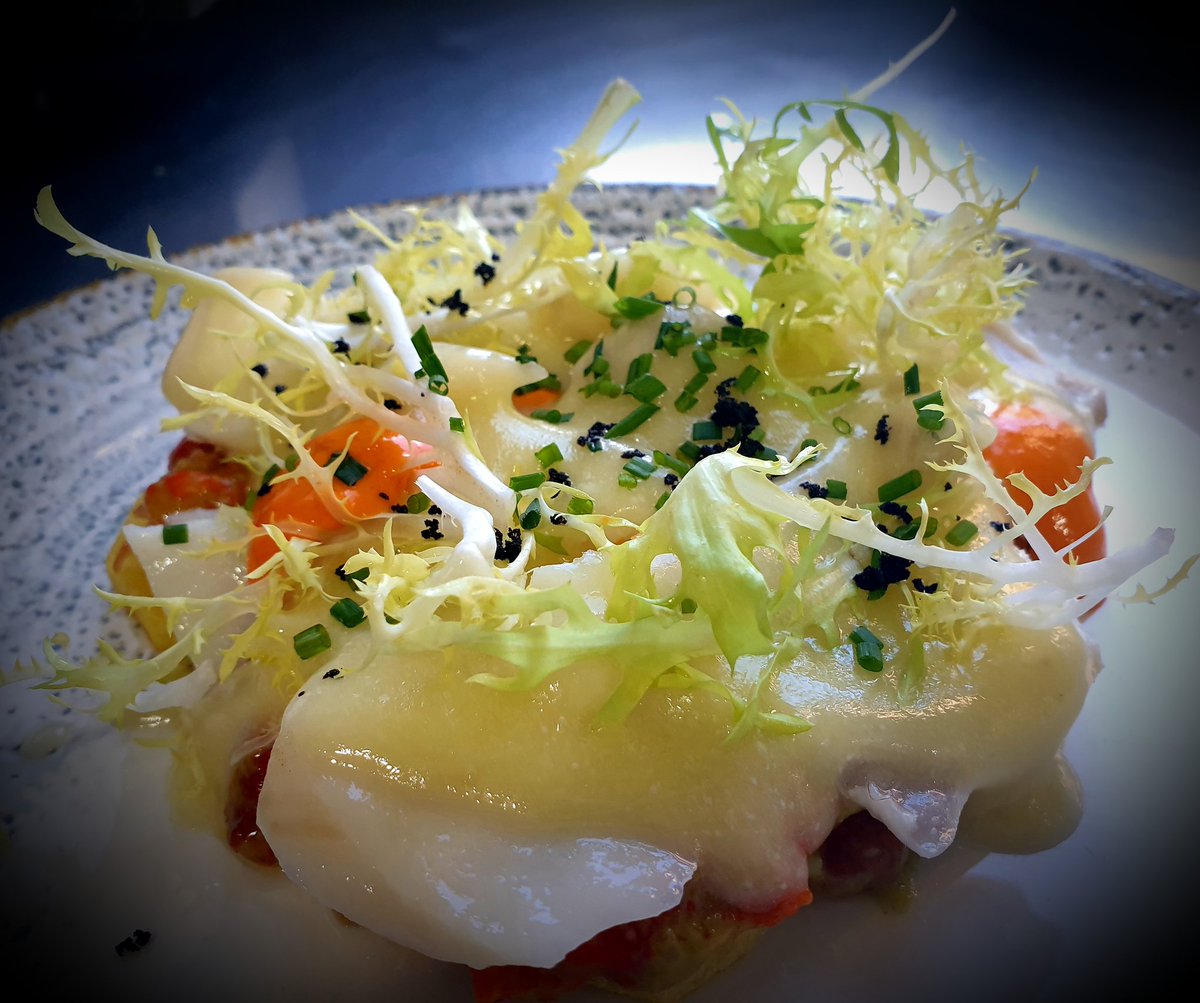 SumillerAnna's tweet photo. Ensalada de bacalao laminado y un poquito de vino blanco. Restaurante laila https://t.co/yPHHPBoGhN