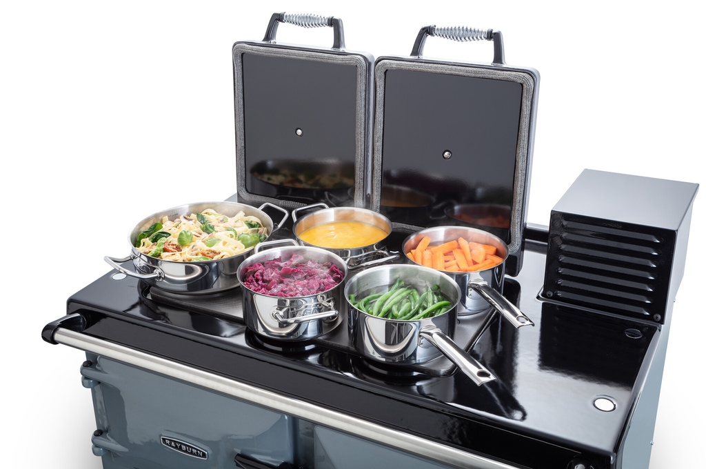 The Rayburn 400 series offers a large versatile hotplate, perfect for cooking up a feast🍽️ Pans can be easily moved across the hotplate from boiling side to the simmering side for your convenience allowing you to cook multiple things at once with ease. agaliving.com/products/raybu…