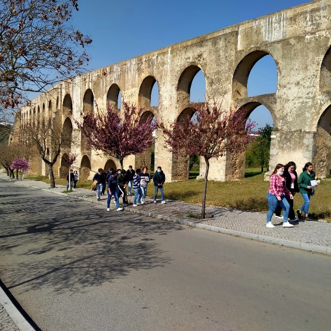 H2OMapProject's tweet photo. Last March 19th, Portuguese students and teachers involved in the Erasmus+ H2O MAP project met in Elvas to celebrate 400 years of the Amoreira Aqueduct's existence. The tour also included a visit to the largest cistern in the city and to two fountains 🇵🇹💧
#ErasmusPlus https://t.co/r2U4lYFaq3
