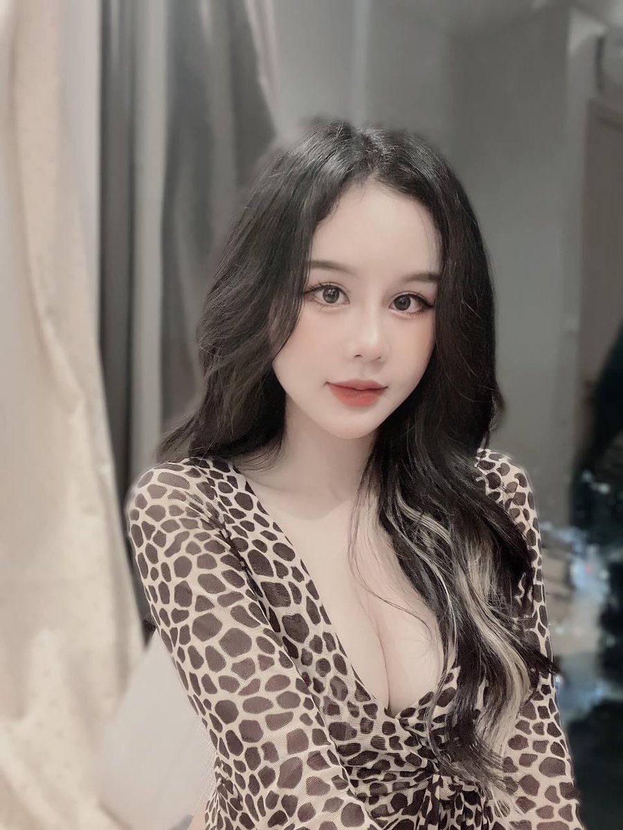 Dú e k được to nhưng cũng đủ để e nhét cu vào giữa