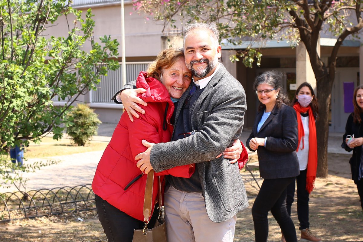 fcqoficial's tweet photo. La #FCQUNC abraza 🤗 y felicita 👏🏻👏🏻 a la Dra. Ana María #Baruzzi quien ha sido designada por el Honorable Consejo Superior de la UNC como PROFESORA EMÉRITA de esta Universidad Nacional de Córdoba.
📺 Mirá el video! 👉🏻
https://t.co/mwTbUgtcpK https://t.co/vFEHHIBpVA