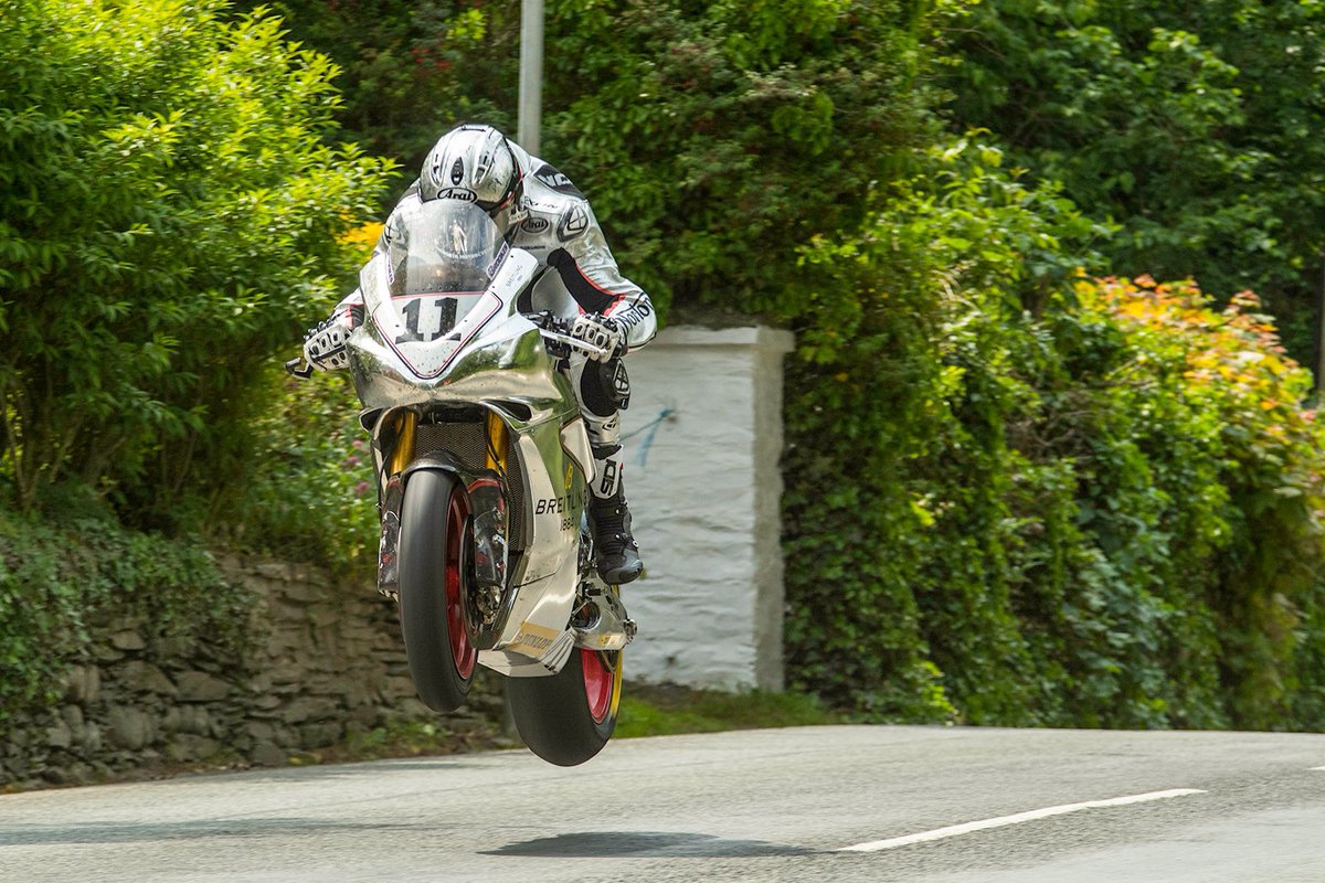 markspics1's tweet photo. Josh Brookes on the Norton at Ballacrye Senior TT 2018. The company left a lot to be desired but the bikes looked stunning. @Norton_Moto @race_tt @ttracesofficial @Lockk999 @TTsupporters @JoshBrookes https://t.co/ItIGrEYpXE