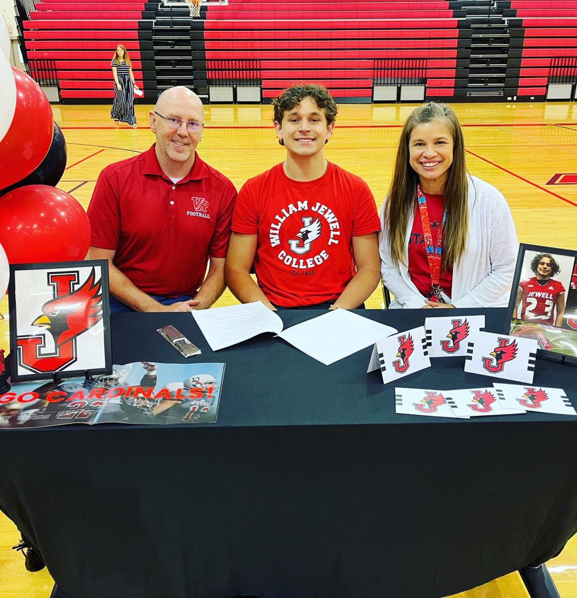 VR_Hoops's tweet photo. Congratulations to Johnny Clark @Jonathannclark  on his commitment to play football at William Jewel College! We are very excited for you and excited to see what you will do in the future! https://t.co/iyAJMggJxM